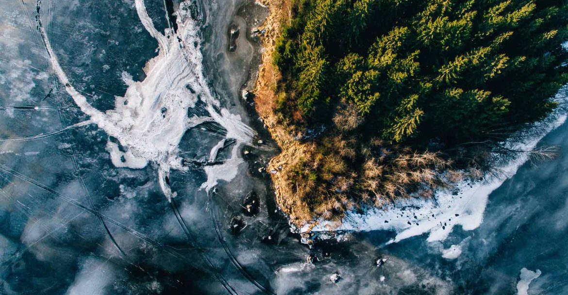 aerial-view-of-the-winter-snow-forest-and-frozen-l-PDEPX8Z-2.jpg